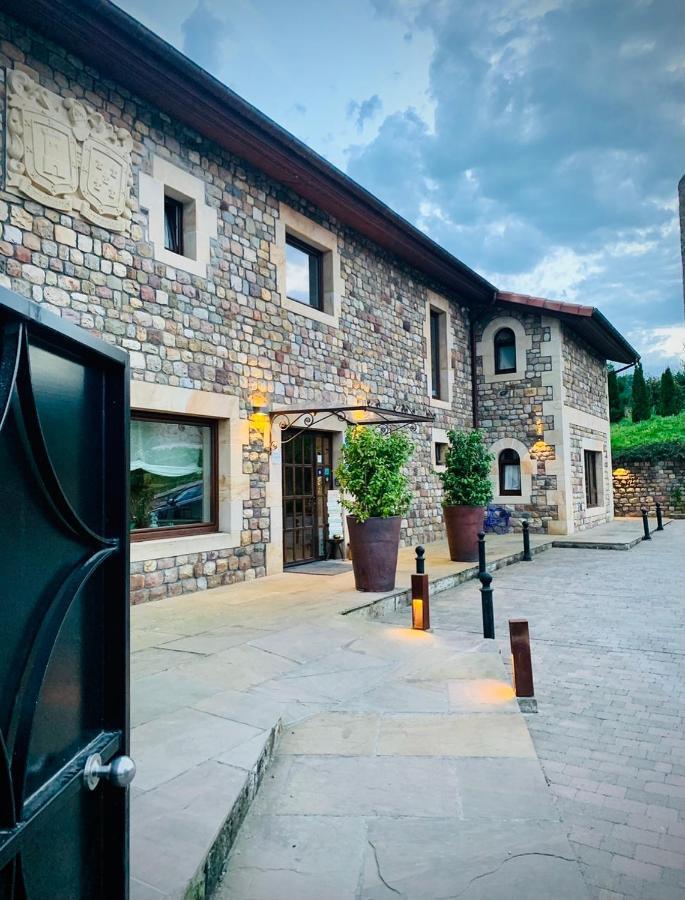 La Fuentona De Santillana Santillana del Mar Esterno foto